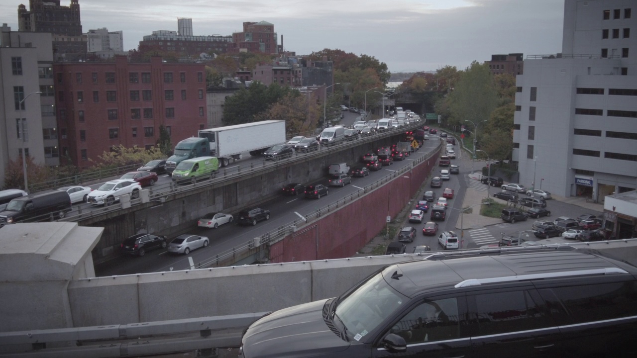 布鲁克林高地的布鲁克林皇后高速公路(“BQE”)视频素材