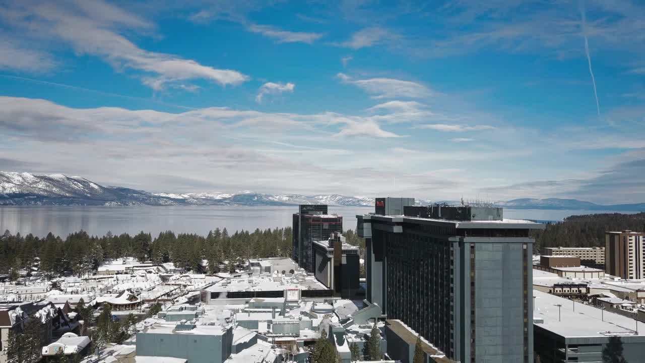 鸟瞰雪景，塔霍湖上的城市和地平线上美丽的山脉视频素材