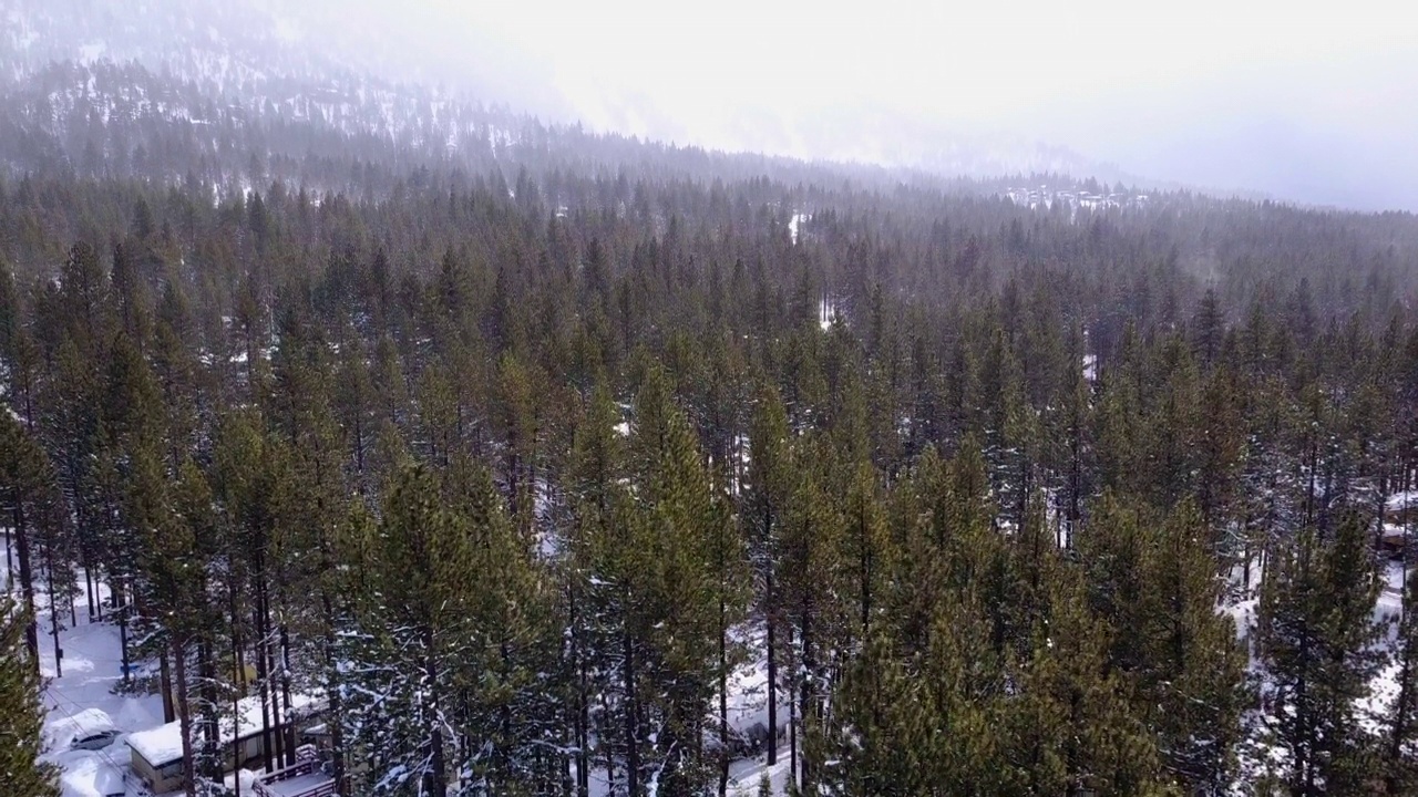 鸟瞰图，雪景和雾蒙蒙的山脉在地平线上视频素材