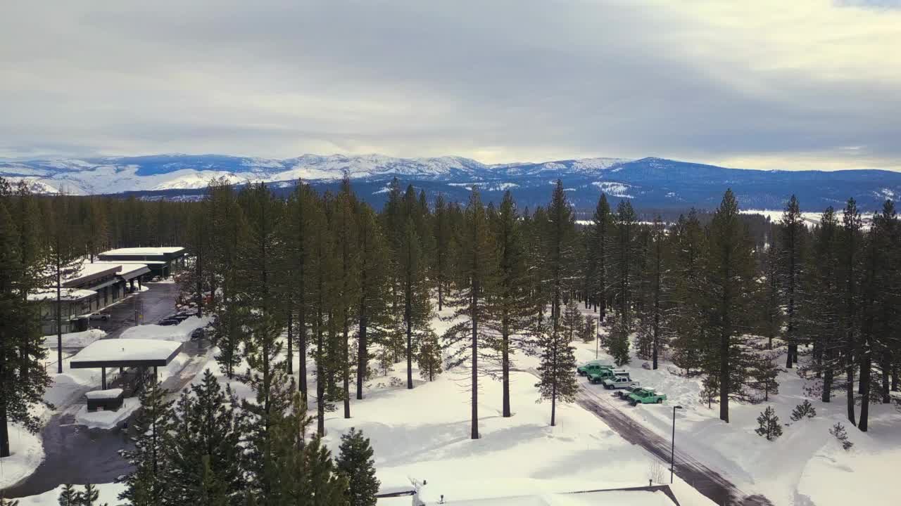 鸟瞰雪景，地平线上有美丽的山脉视频素材