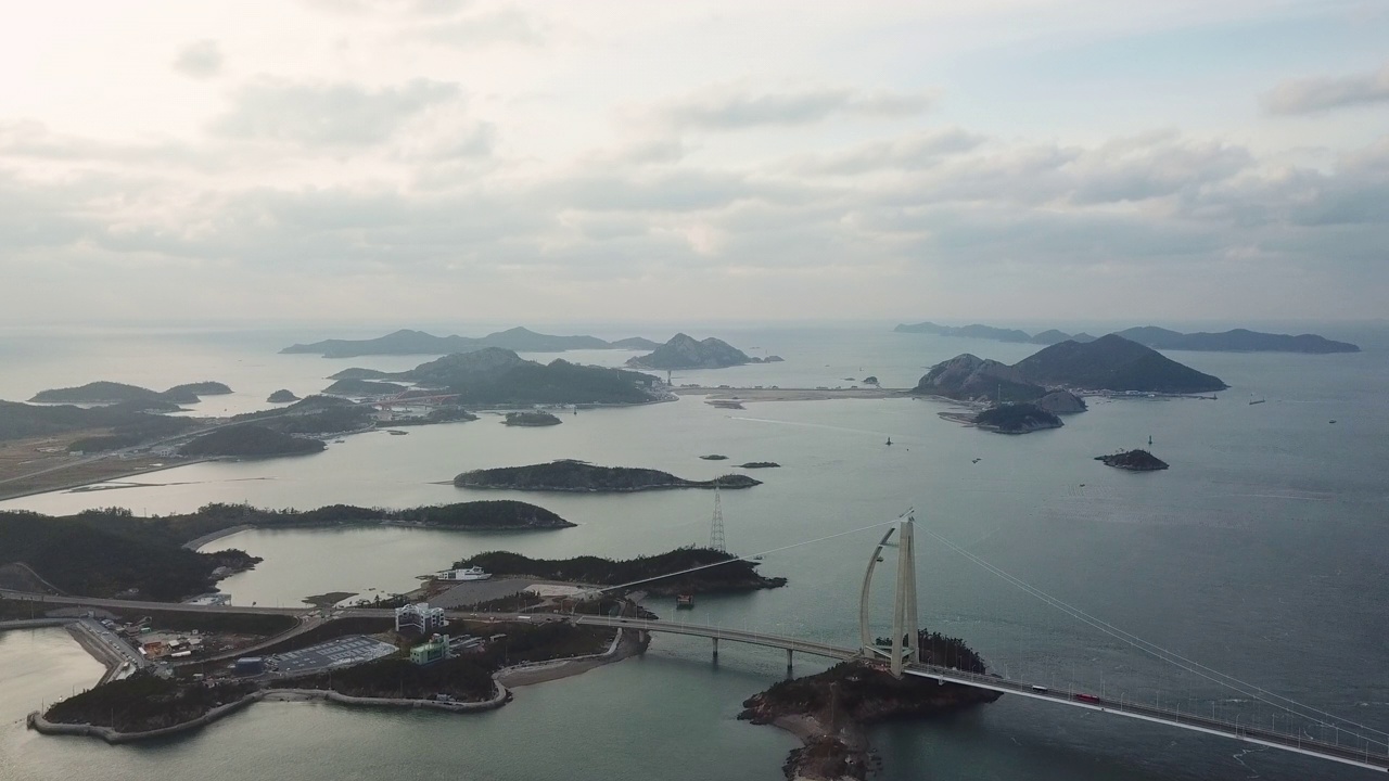 韩国全北群山岛/群山市的文余岛、善游岛、长刺岛、大长岛、高郡山桥和善游桥周围的村庄和海面上的日落视频素材