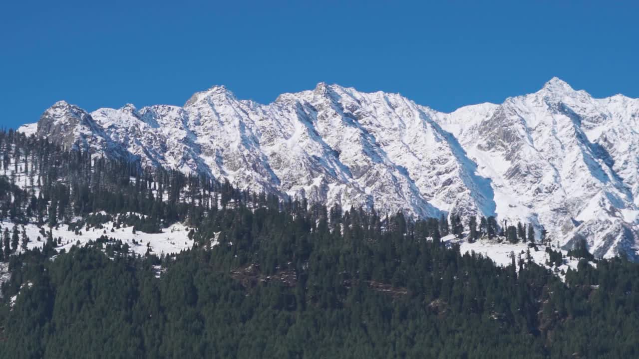 在印度喜马偕尔邦的马纳里，冬季降雪后积雪覆盖的山脉。雪后的喜马拉雅山脉被白雪覆盖。自然背景与复制空间。视频素材