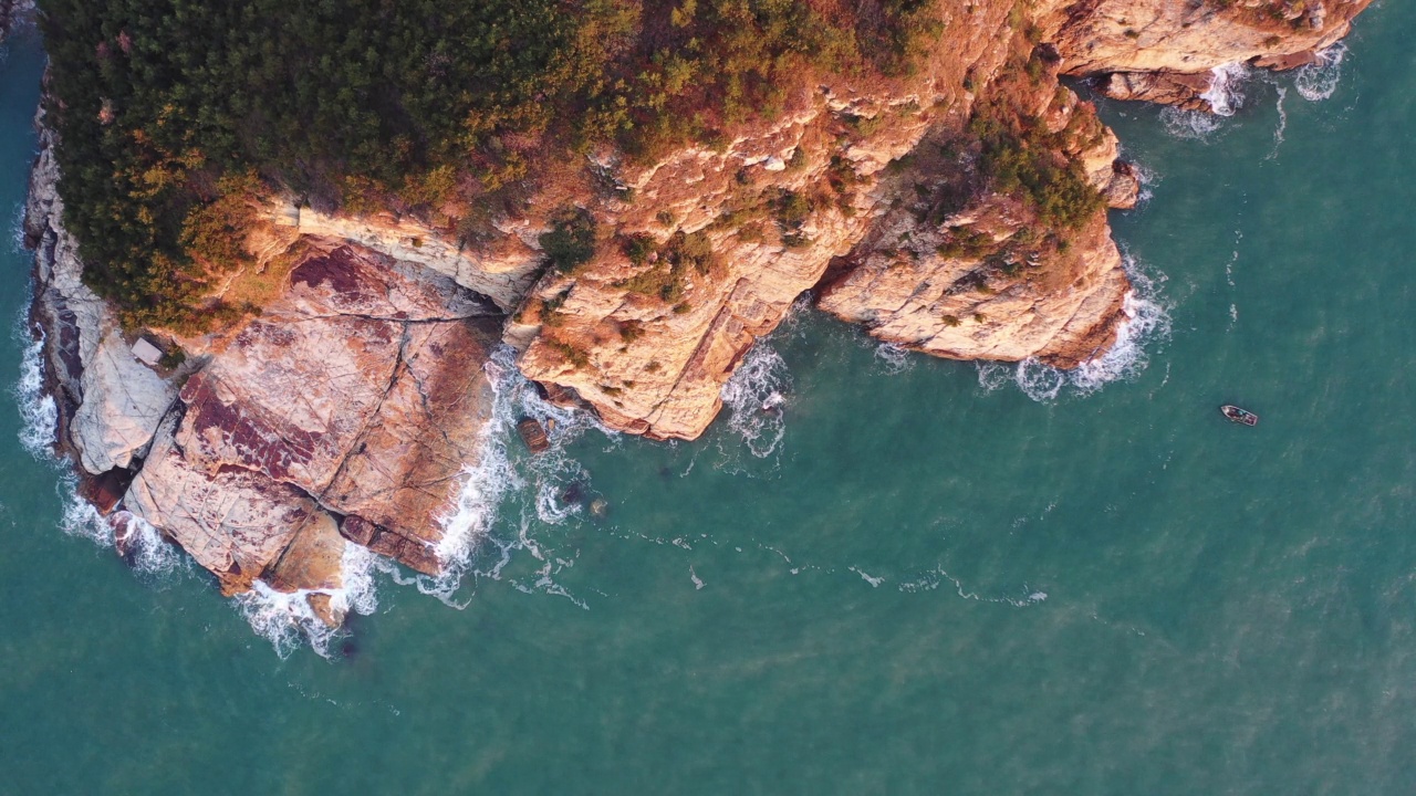 4K分辨率实时镜头:航拍海岸风景的页岩地貌和一艘渔船视频素材