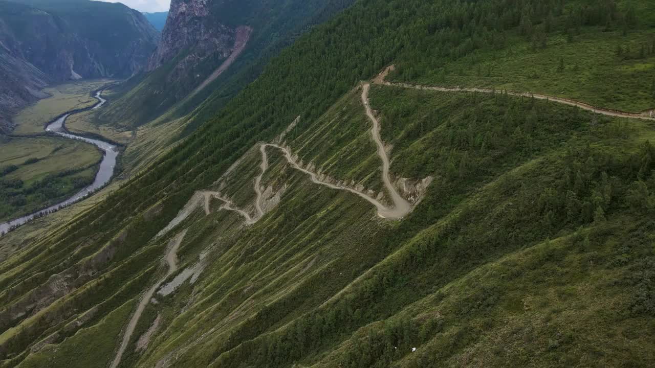 卡图亚里克山口的鸟瞰图。山路有陡峭的蛇形视频素材