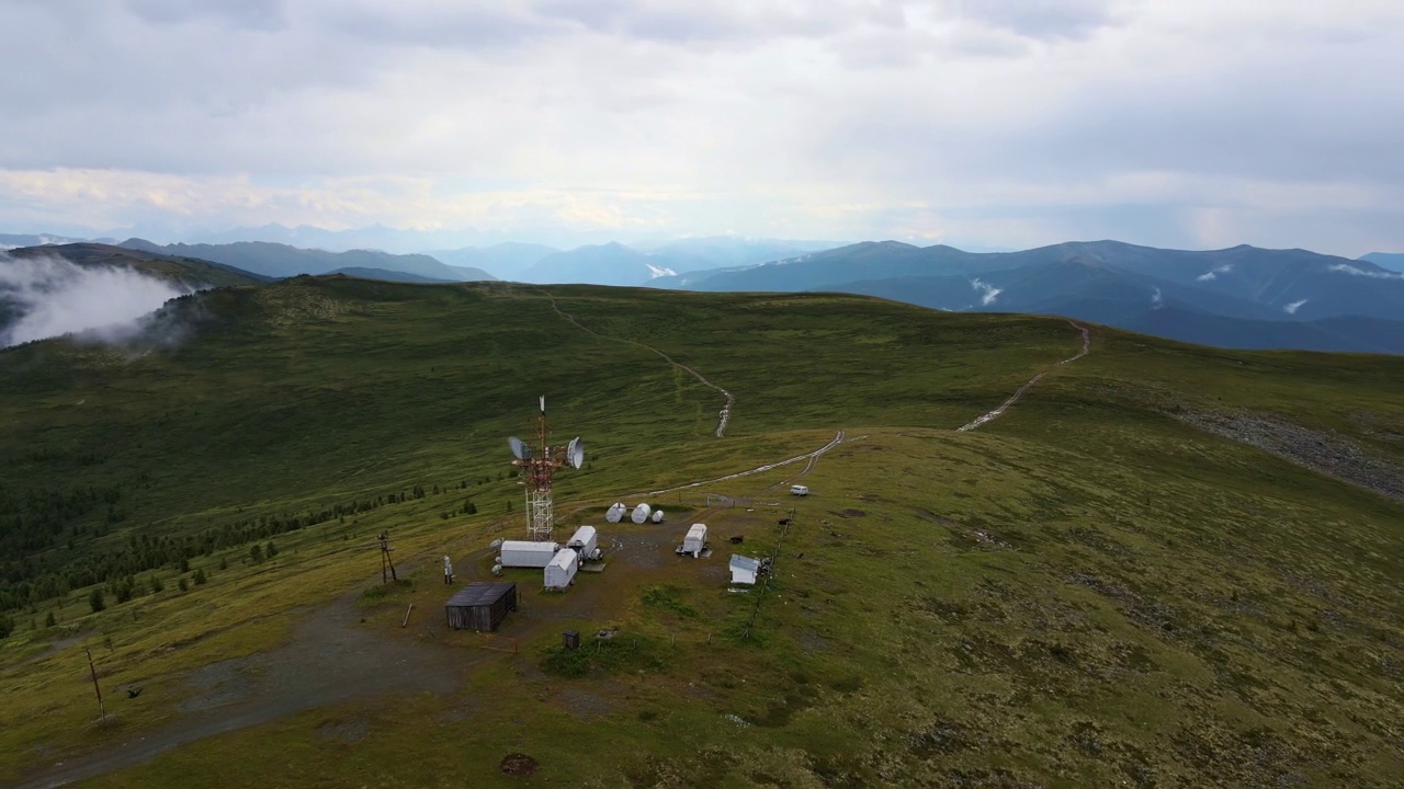 空中:山顶上的中继器。美丽的山景视频素材