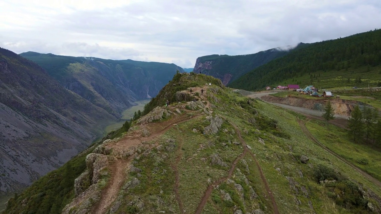 卡图亚里克山口的鸟瞰图。山路有陡峭的蛇形视频素材