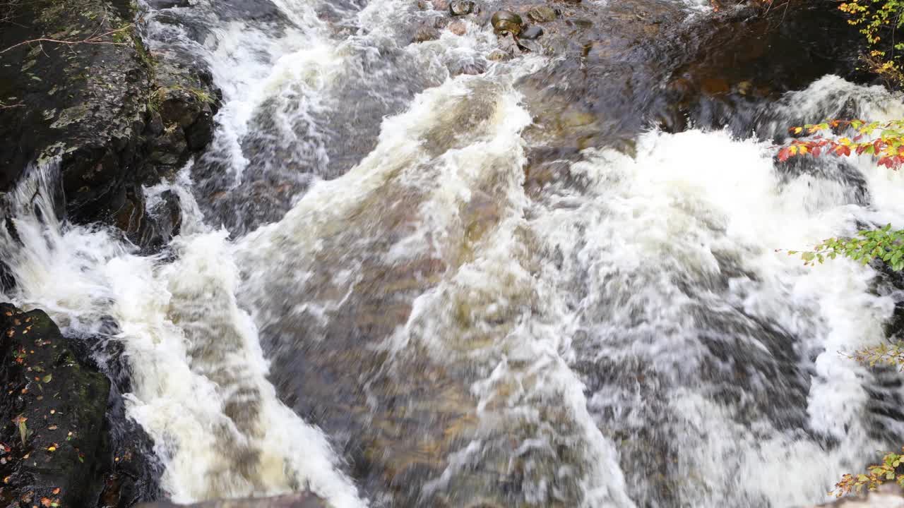 从高角度观看苏格兰高地快速流动的水视频素材