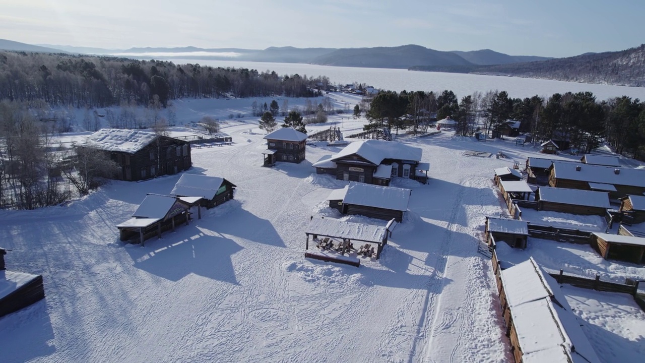 俄罗斯的村庄在冬天被白雪覆盖视频素材