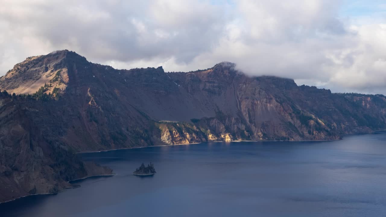 俄勒冈州火山口湖上空移动的云的时间流逝视频素材