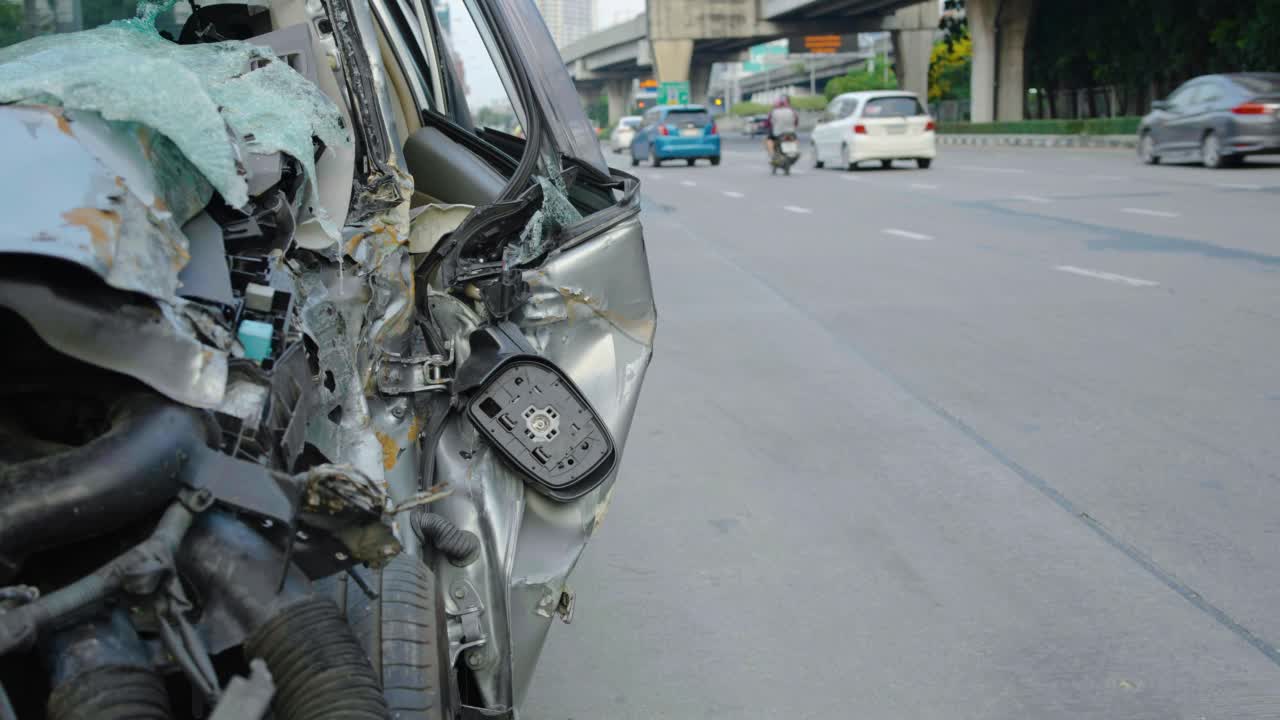 前方的汽车在城市的道路上被事故损坏，损坏了汽车视频素材