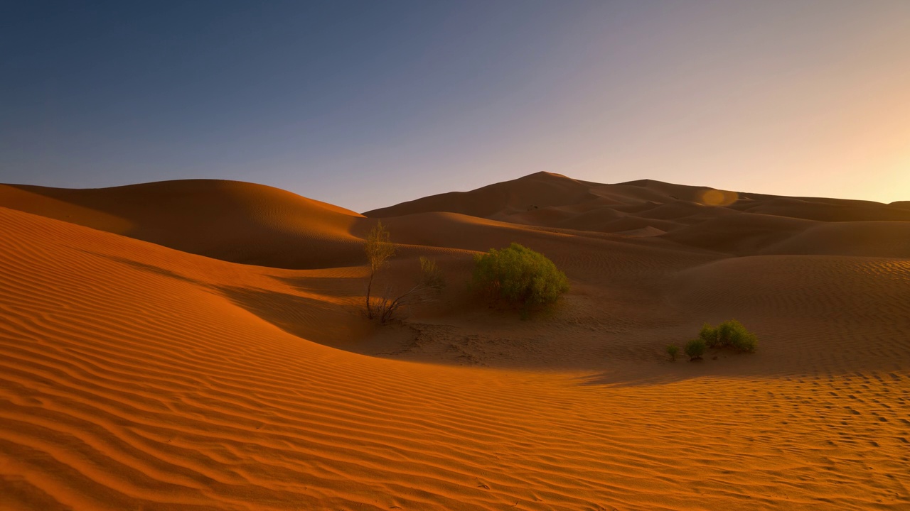 4k时间流逝在日出在沙丘阴影开放，Rub Al Khali，空区。视频素材