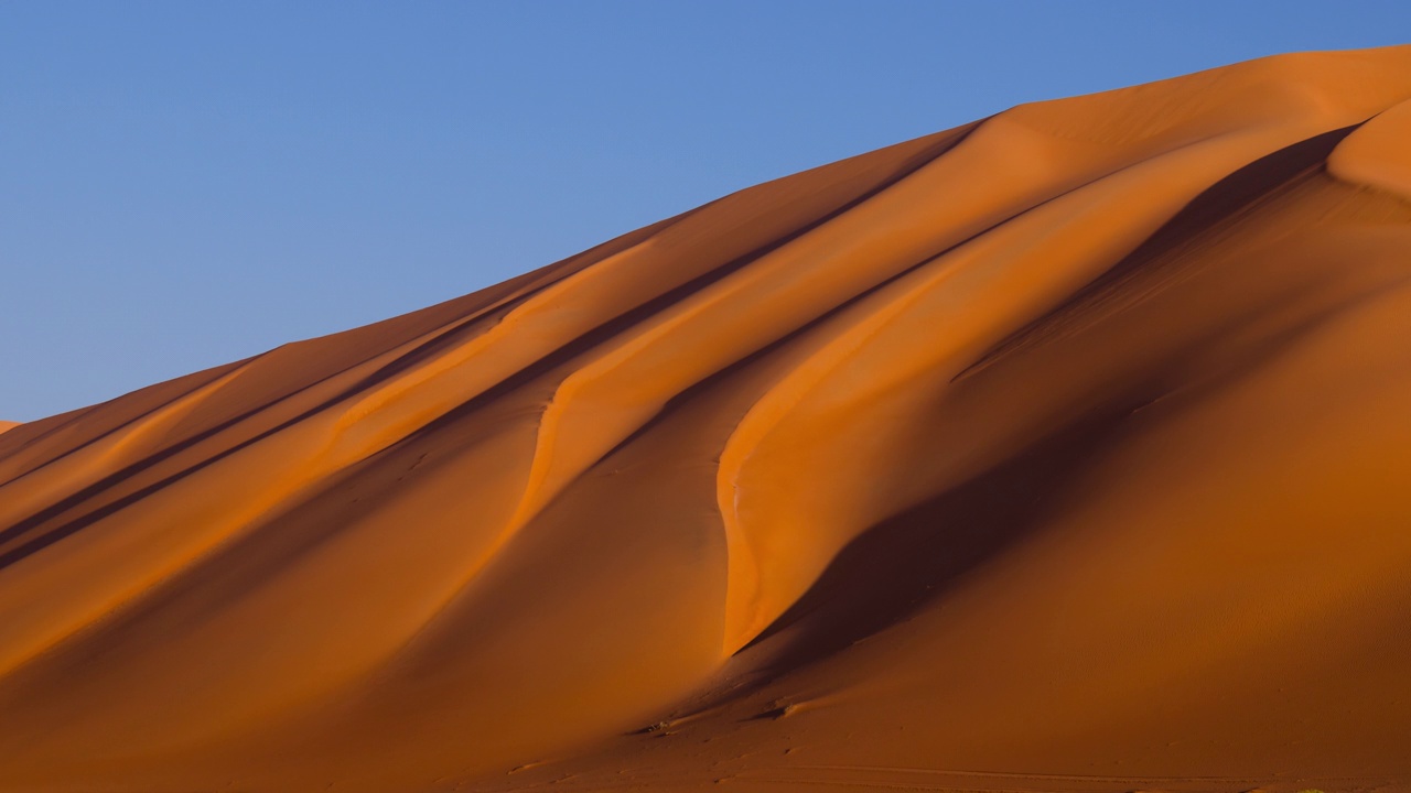 4k时间流逝在日出在沙丘阴影开放，Rub Al Khali，空区。视频素材