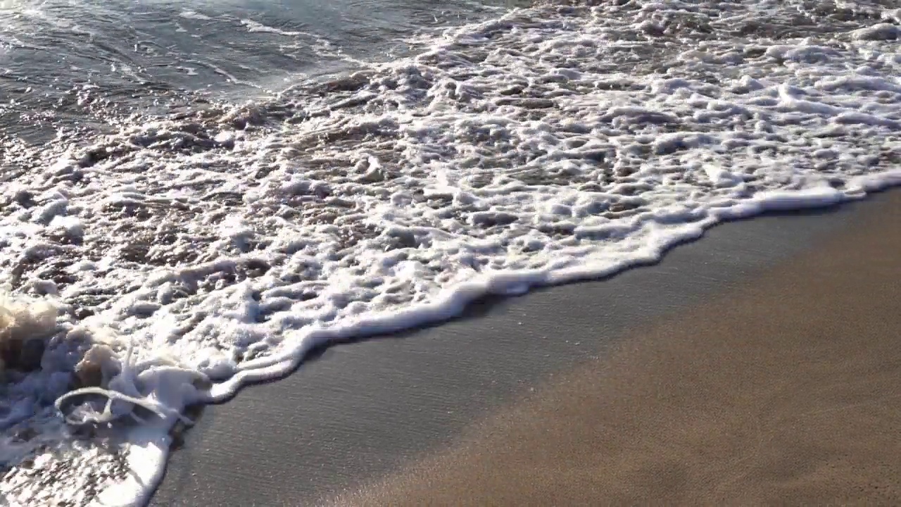 海水背景。在日落和冲浪时，天然海水表面有波浪。海岸和海滩视频素材