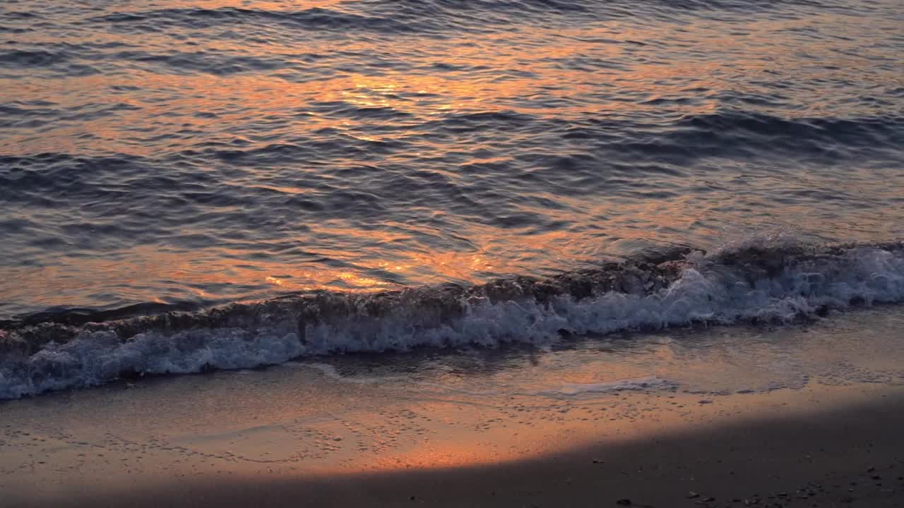 海水背景。在日落和冲浪时，天然海水表面有波浪。海岸和海滩视频素材