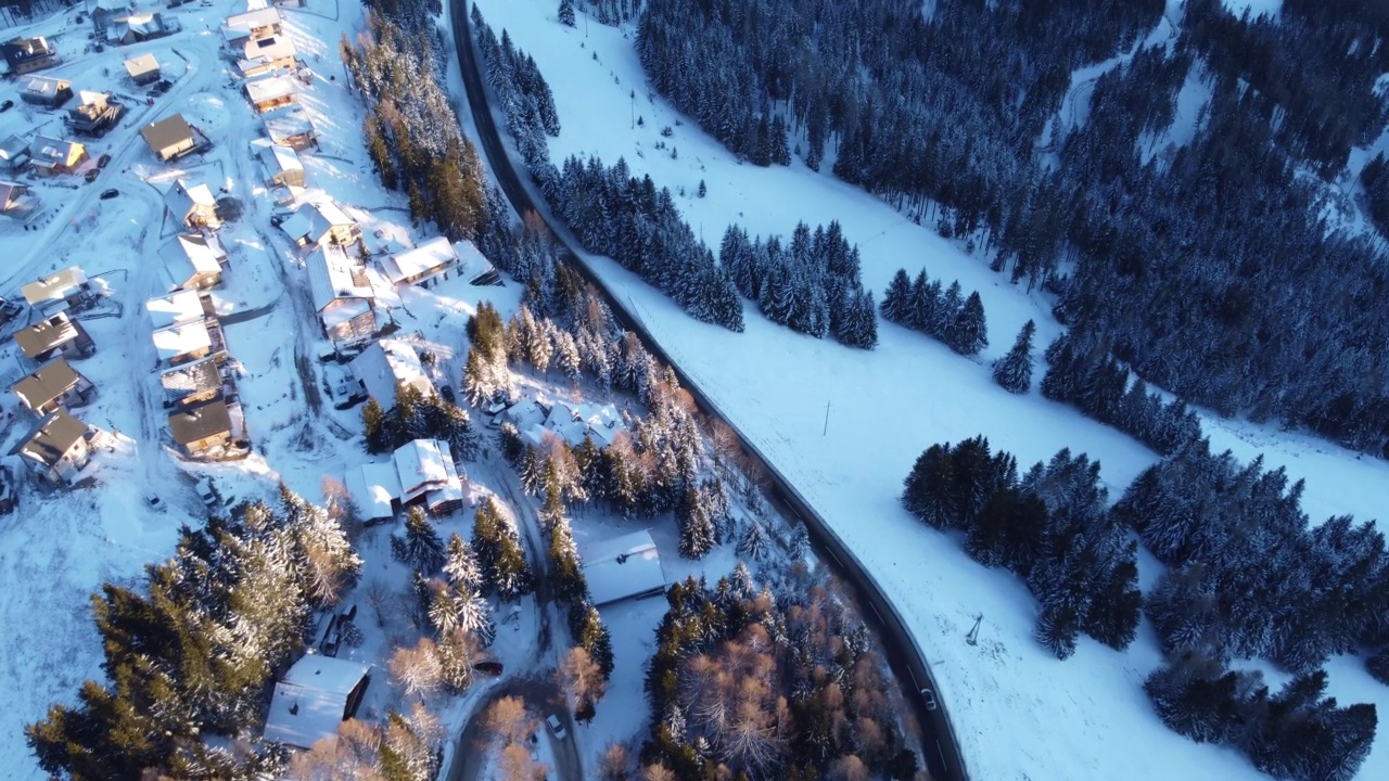 高清无人机拍摄的雪路和雪山视频素材