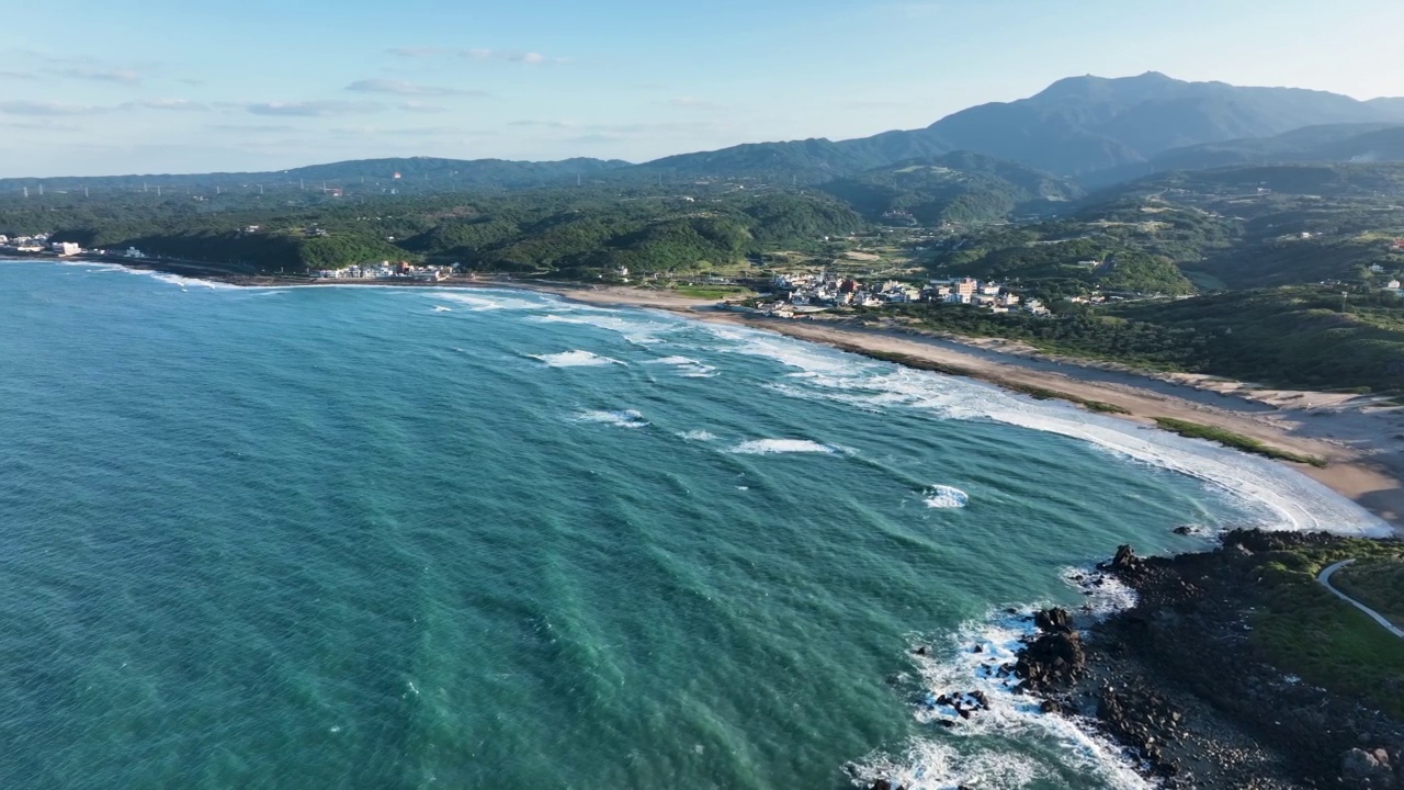 晴朗的一天，鸟瞰美丽的海岸视频素材