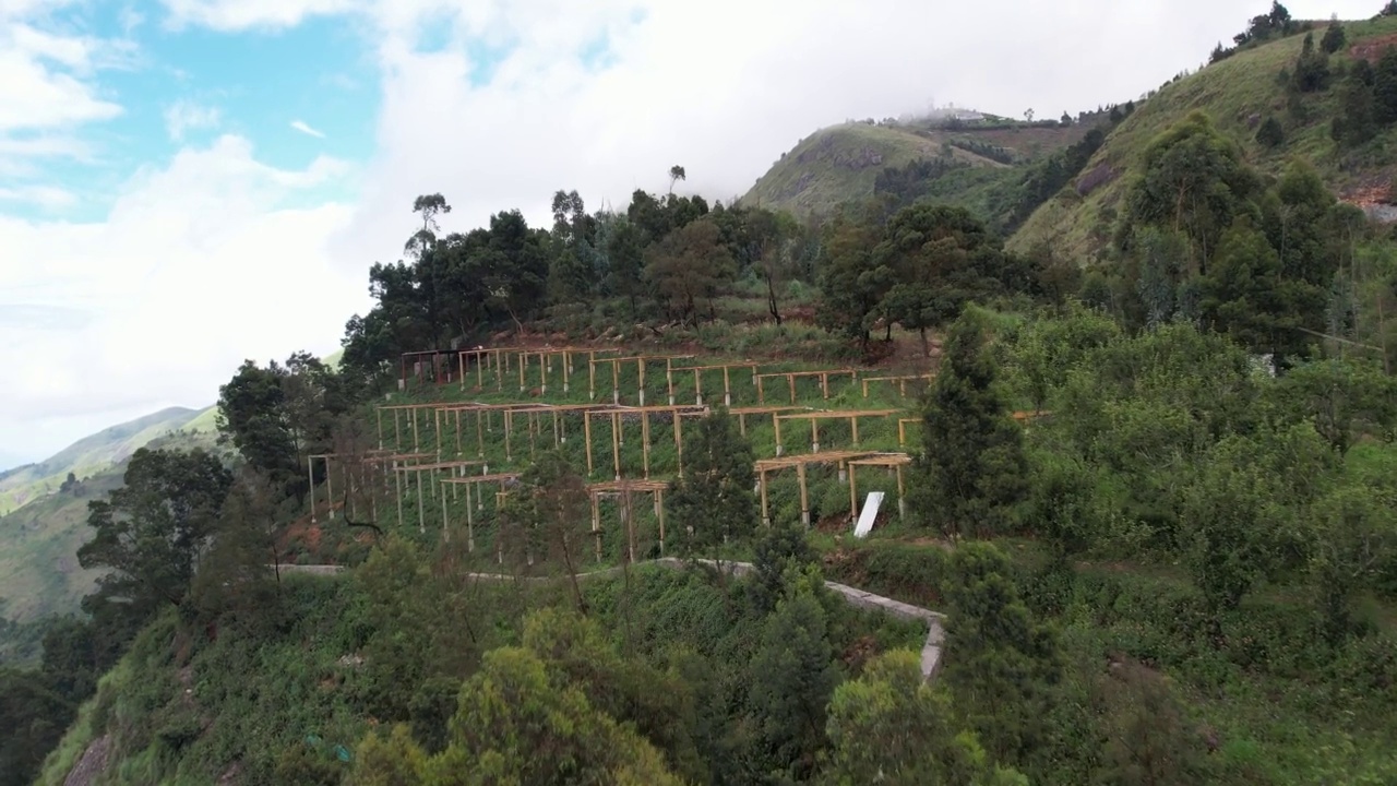 美丽的森林山脉与丘陵上的农田，Kodaikanal，泰米尔纳德邦，印度视频素材