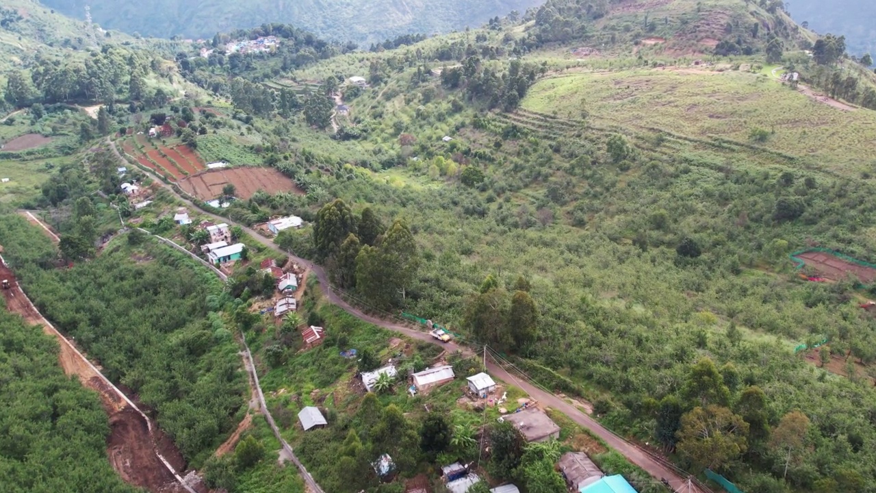 在印度最受欢迎的山上站，可以看到山顶上密集的城市住宅。视频素材