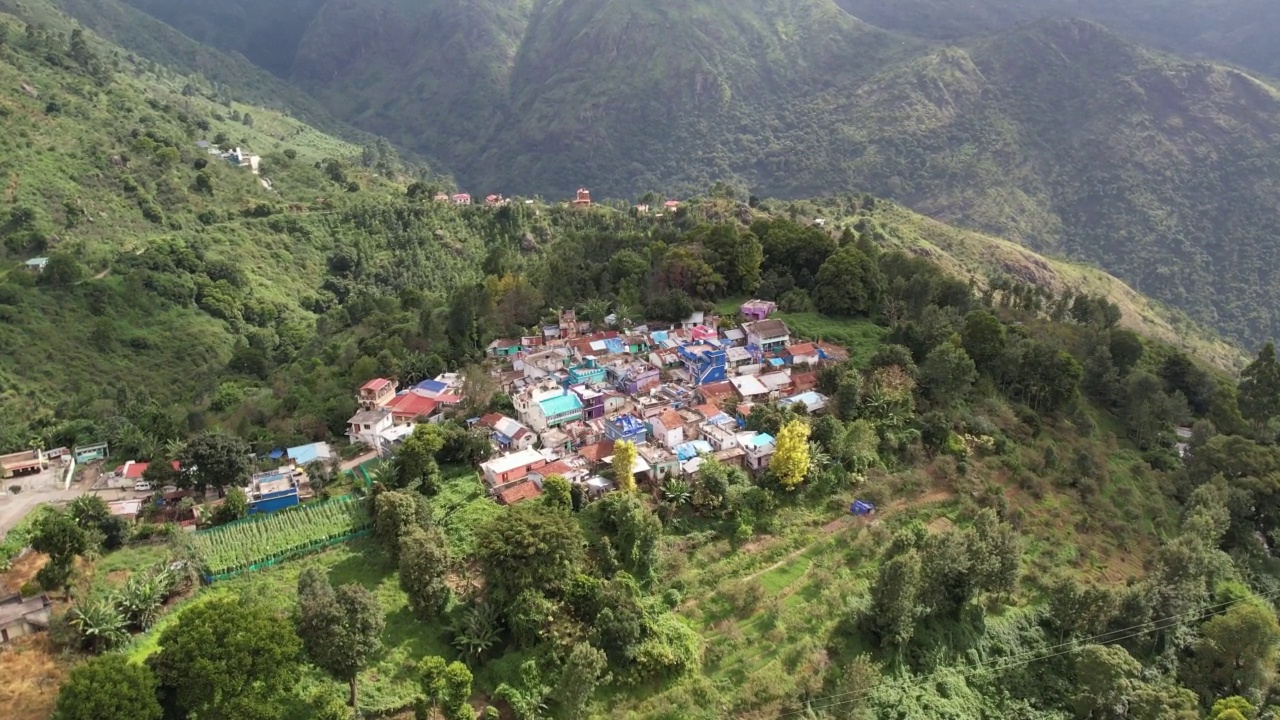 在印度最受欢迎的山上站，可以看到山顶上密集的城市住宅。视频素材