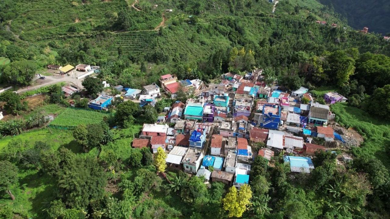 在印度最受欢迎的山上站，可以看到山顶上密集的城市住宅。视频素材