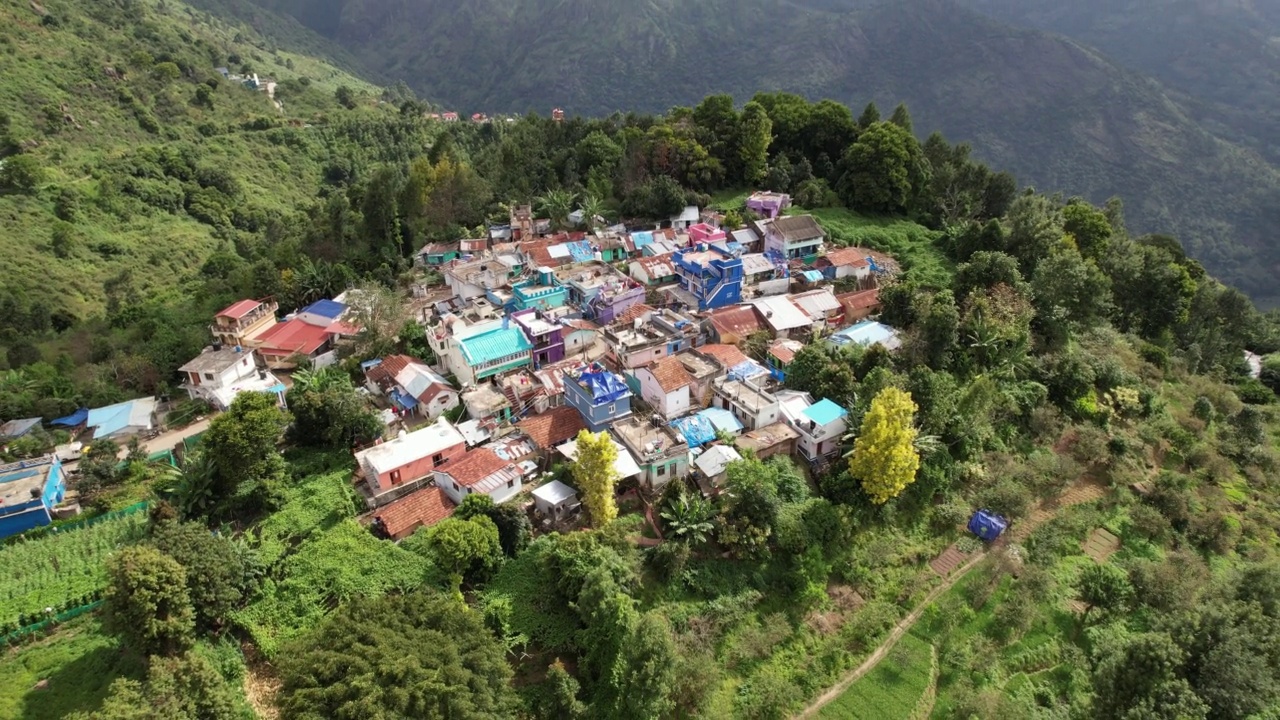 在印度最受欢迎的山上站，可以看到山顶上密集的城市住宅。视频素材