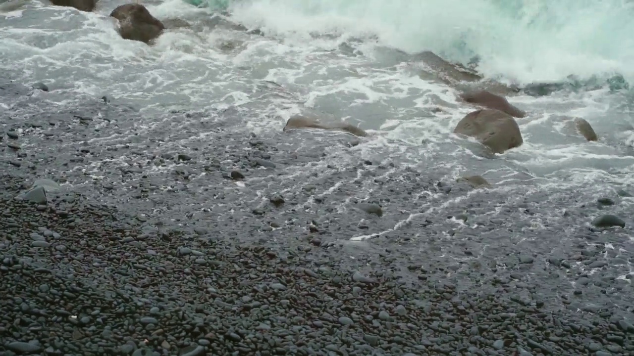 海浪在夏威夷毛伊岛的瓦阿纳帕纳帕州立公园的黑色沙滩上翻滚视频素材