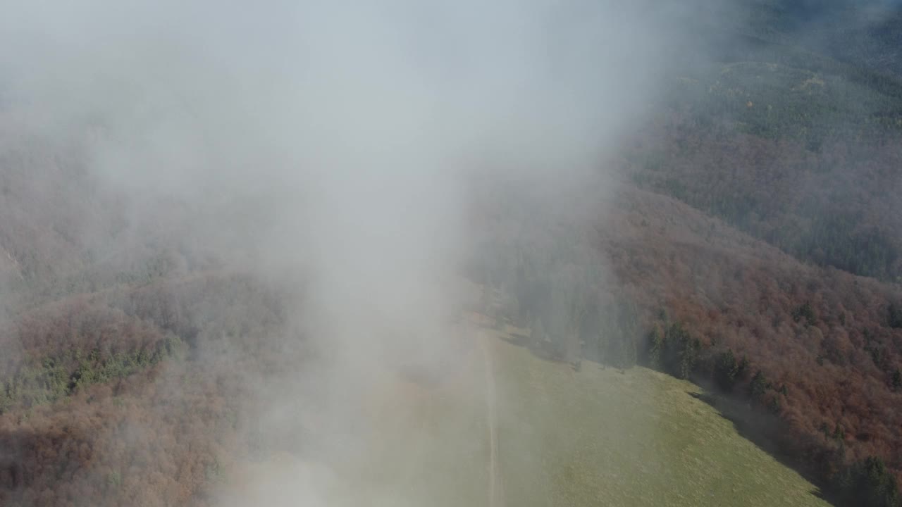 云间的高山牧场视频素材