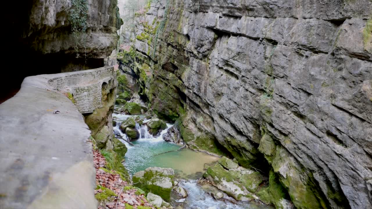 岩缝中小溪的美丽景色视频素材