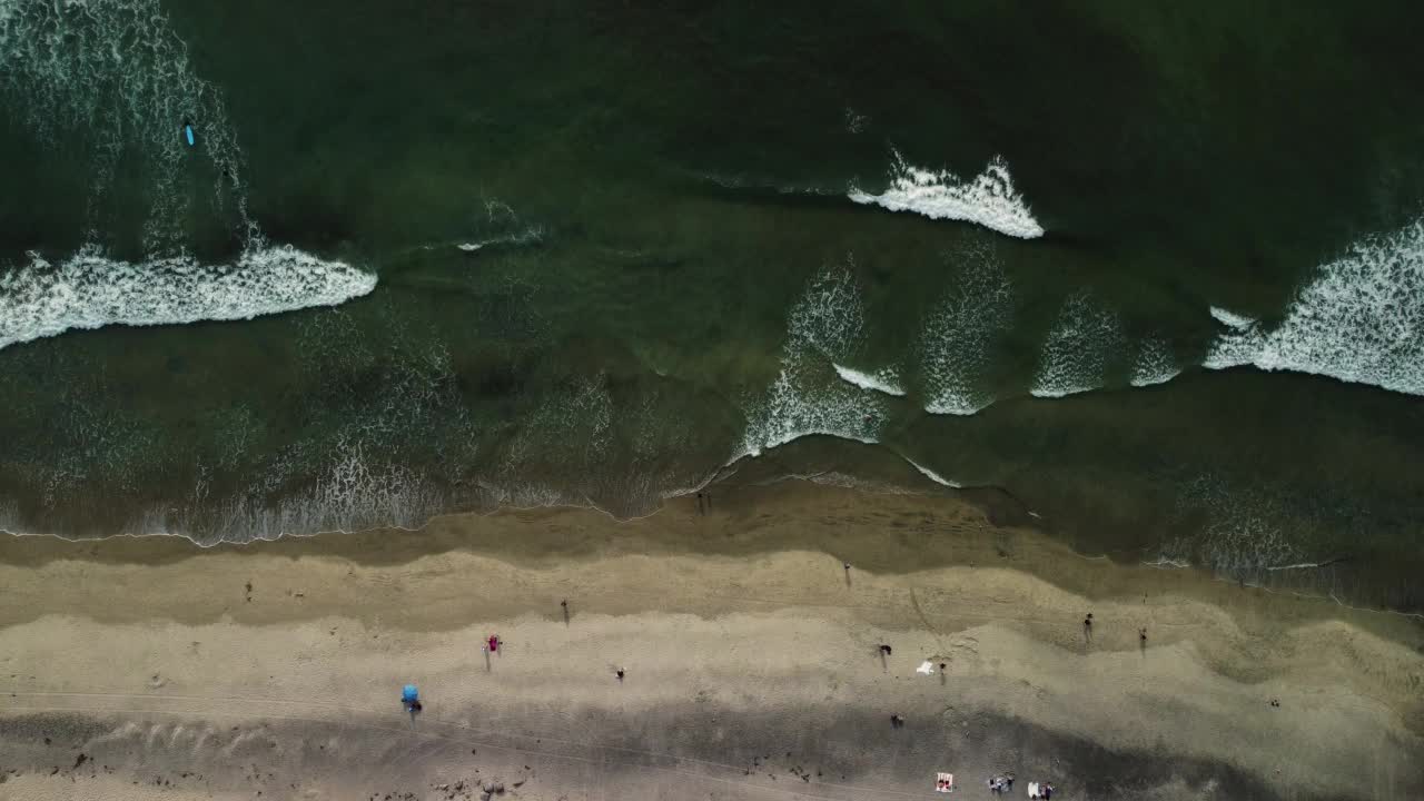 圣地亚哥海滨的鸟瞰图，海浪滚滚而来视频素材