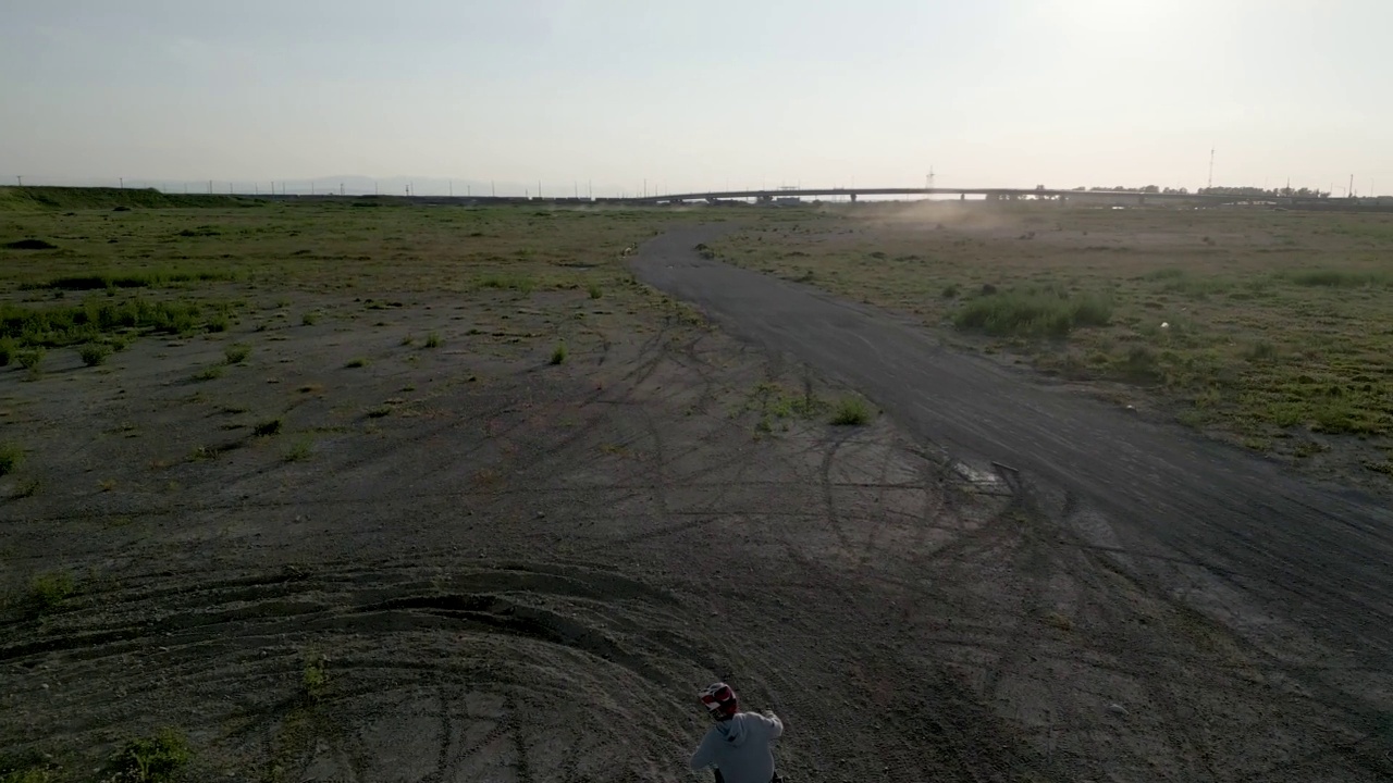 一辆越野摩托车在宽阔的场地上飞驰视频素材