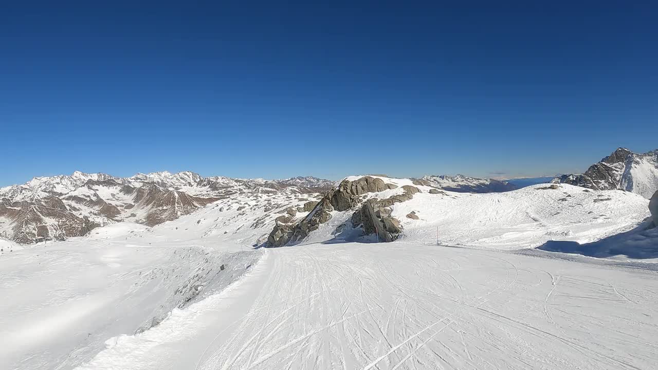 Tonale Presena。滑雪头盔的观点。从普雷塞纳冰川的滑雪场往下坡。高山滑雪。意大利阿尔卑斯山视频素材