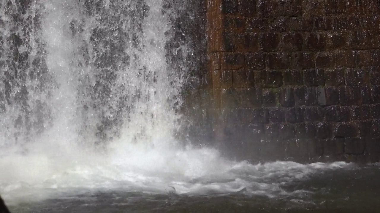 在雨林中隐藏的瀑布上飞溅的水泡沫产生强大的水力能量视频素材