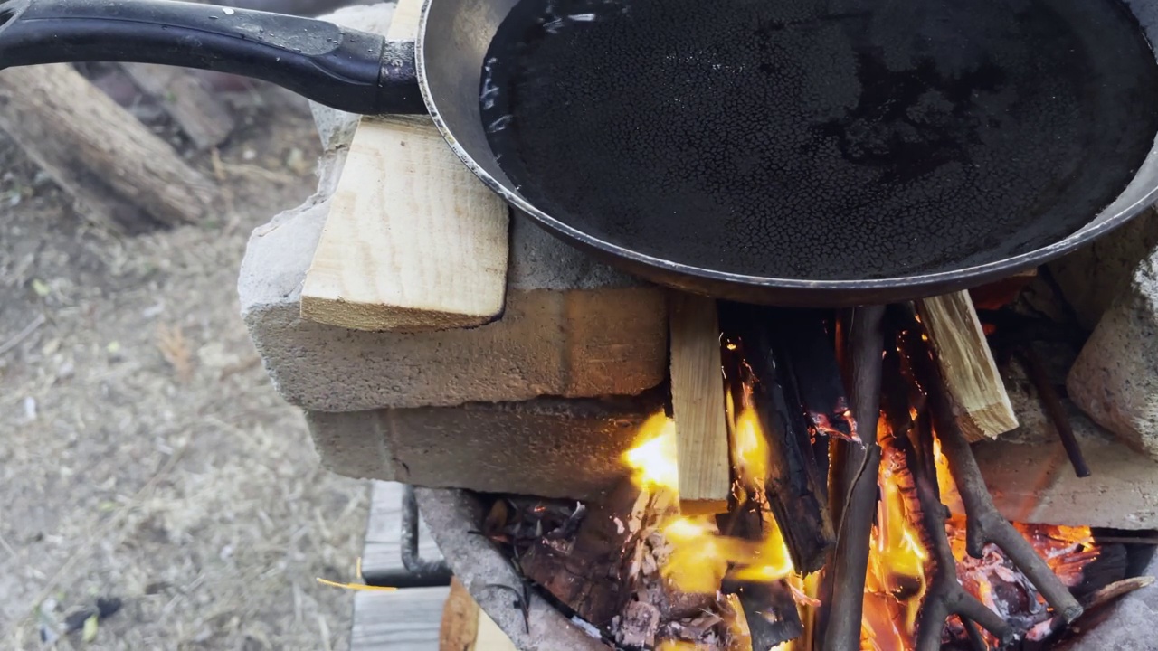 木柴火和加热锅视频素材