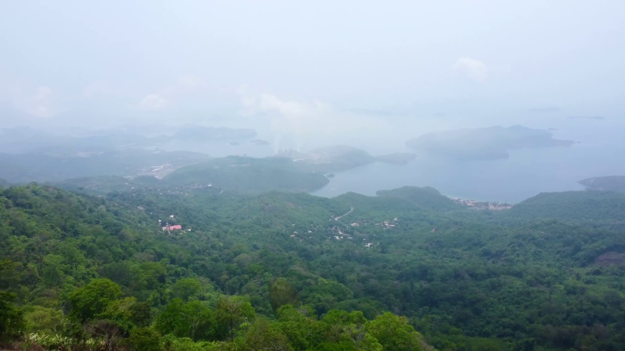 无人机视频，头顶拍摄的，有雾和云雾的山区景观视频素材