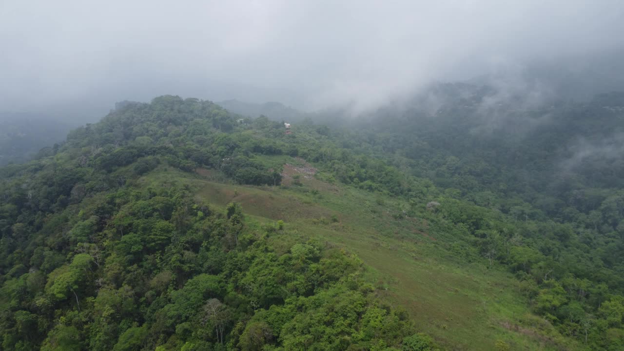 无人机视频，头顶拍摄的，有雾和云雾的山区景观视频素材