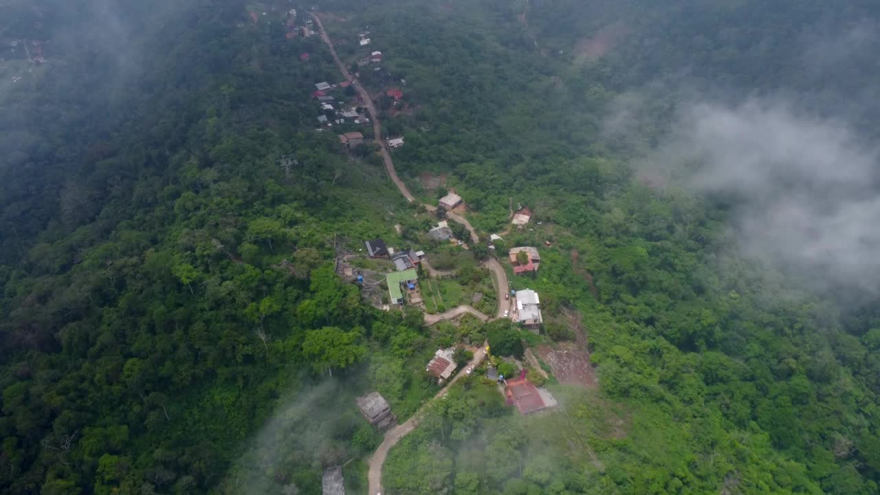 无人机视频，头顶拍摄的，有雾和云雾的山区景观视频素材