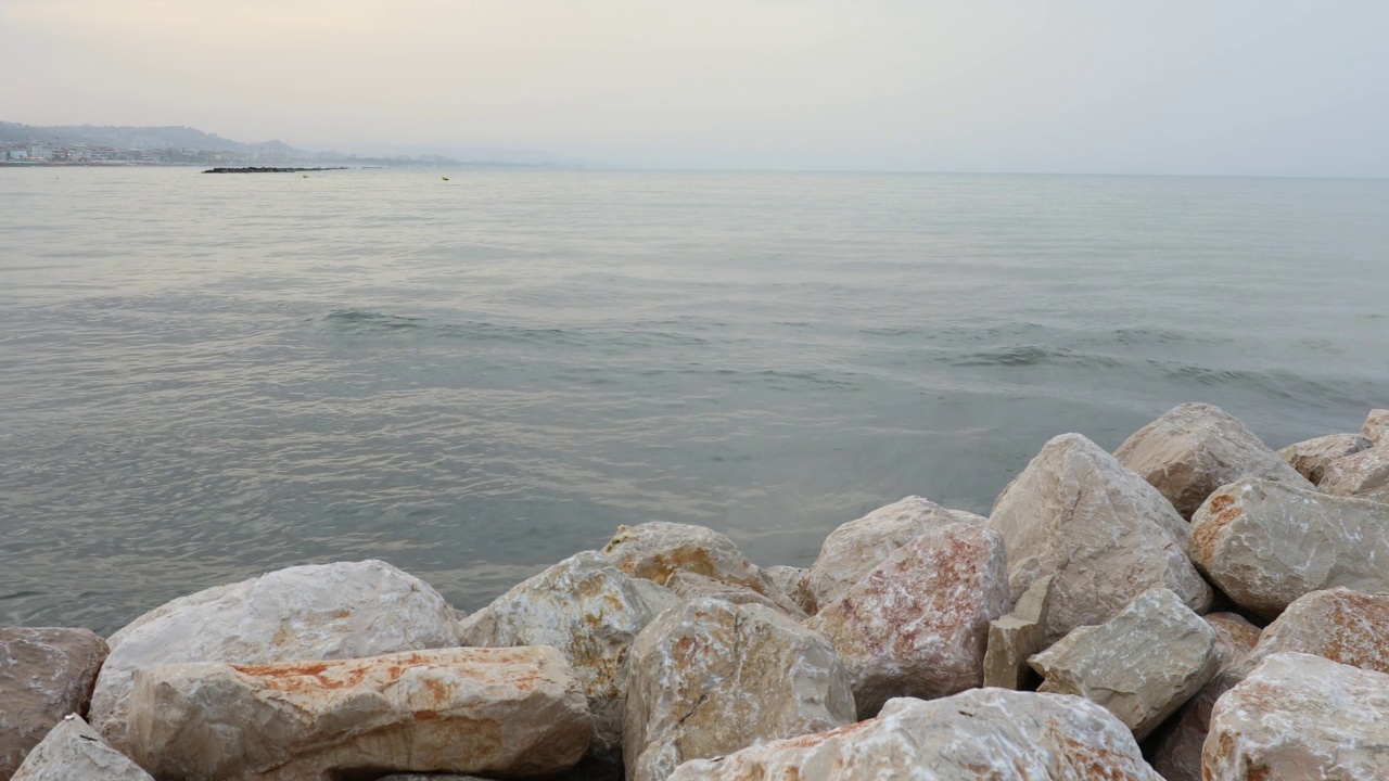 亚得里亚海的海浪伴着海声，靠近红色的岩石视频素材