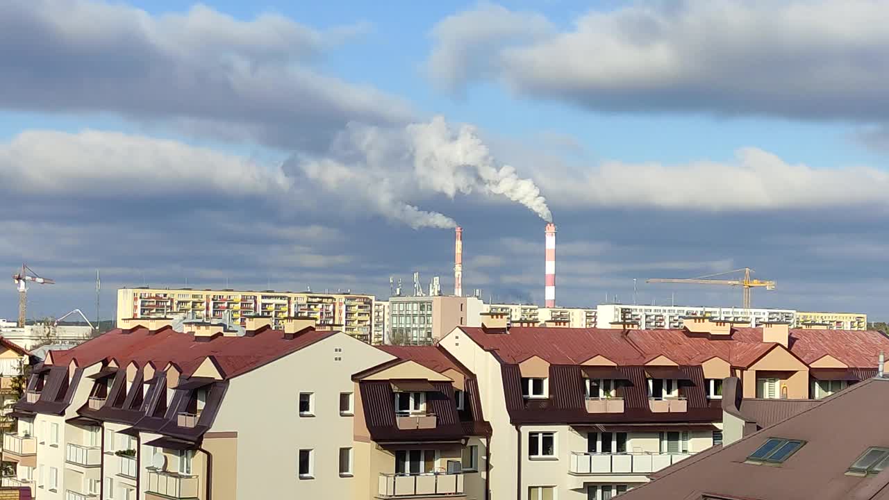 发电厂的烟囱管道在城市景观背景上烟雾缭绕视频素材