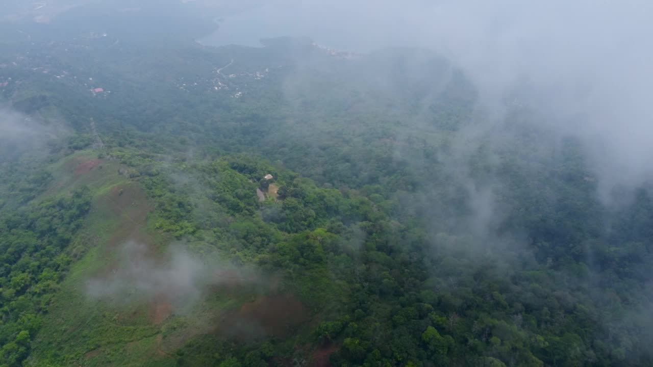 无人机视频，头顶拍摄的，有雾和云雾的山区景观视频素材