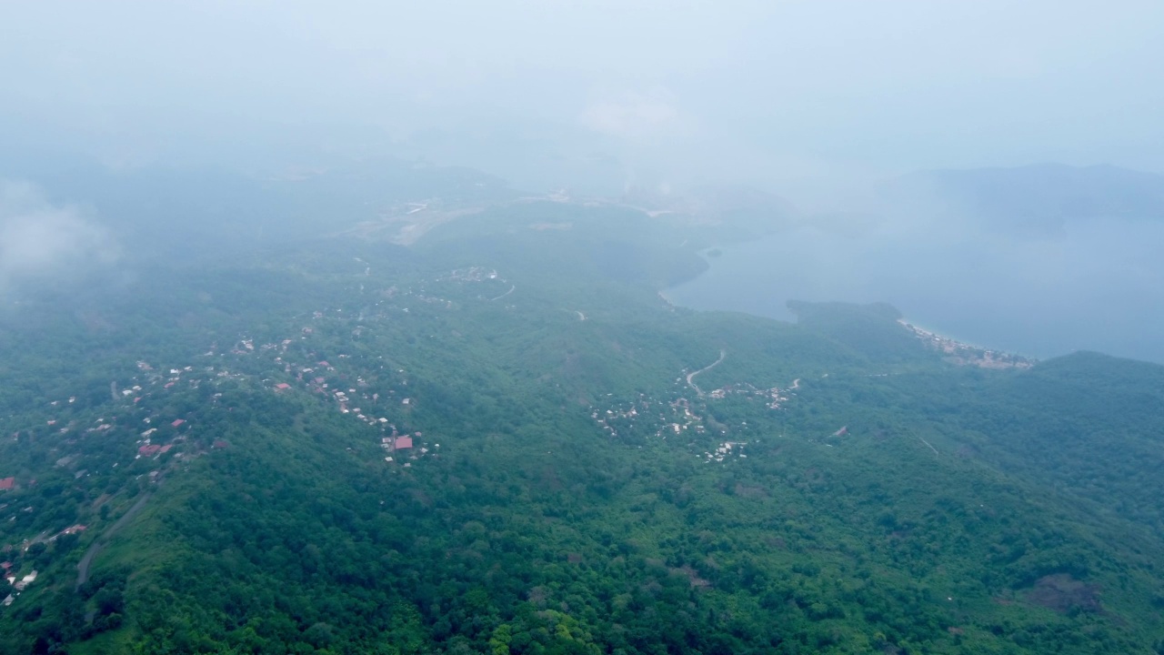 无人机视频，头顶拍摄的，有雾和云雾的山区景观视频素材