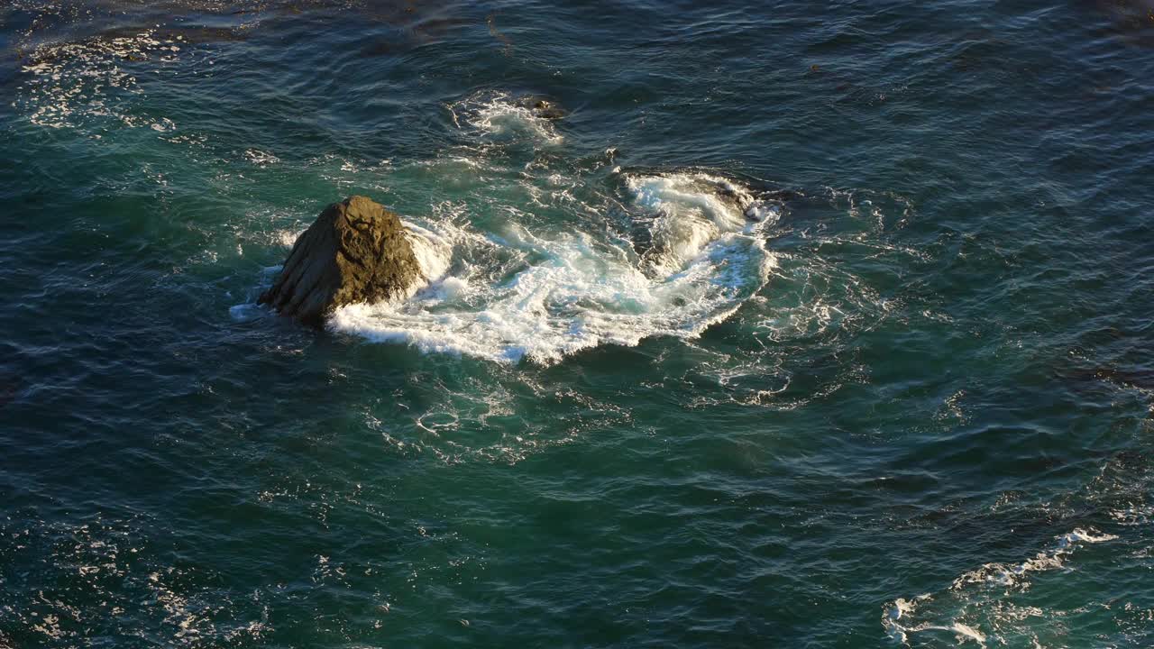 巨浪冲击着大苏尔的岩石海岸视频素材