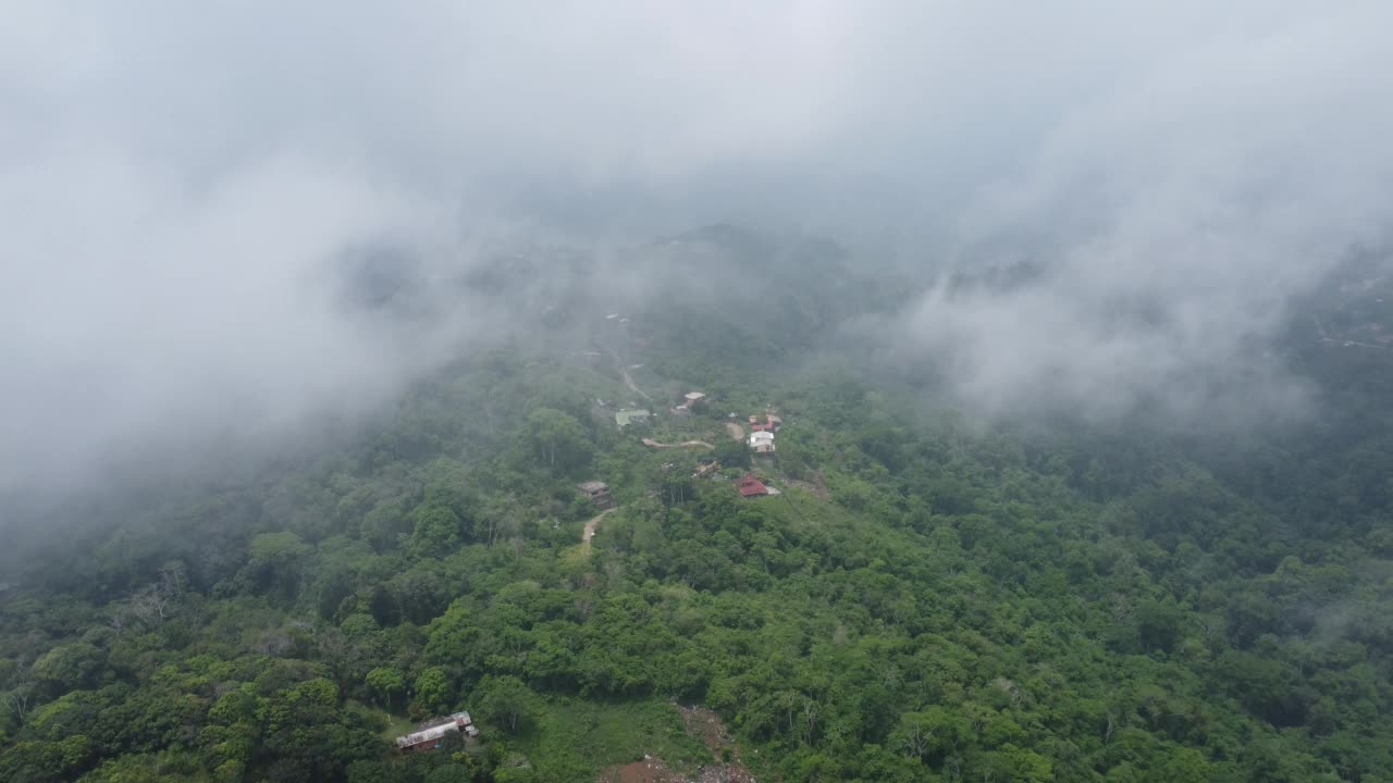 无人机视频，头顶拍摄的，有雾和云雾的山区景观视频素材