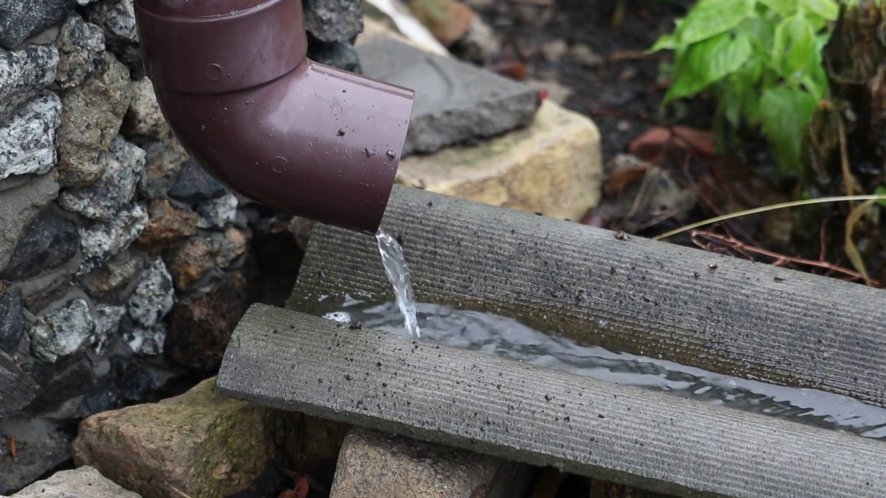 雨水从排水沟的管道流出。视频素材