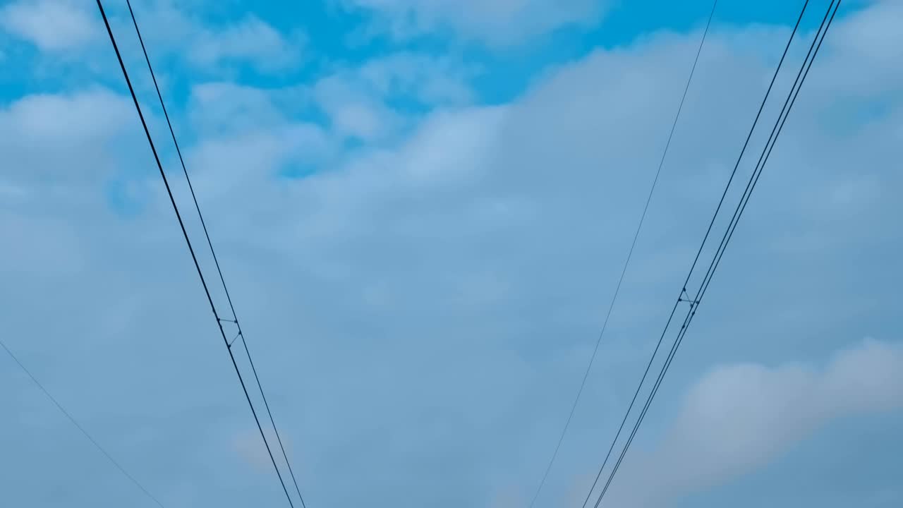 在野外，大量的高压电线顶着蓝天视频素材