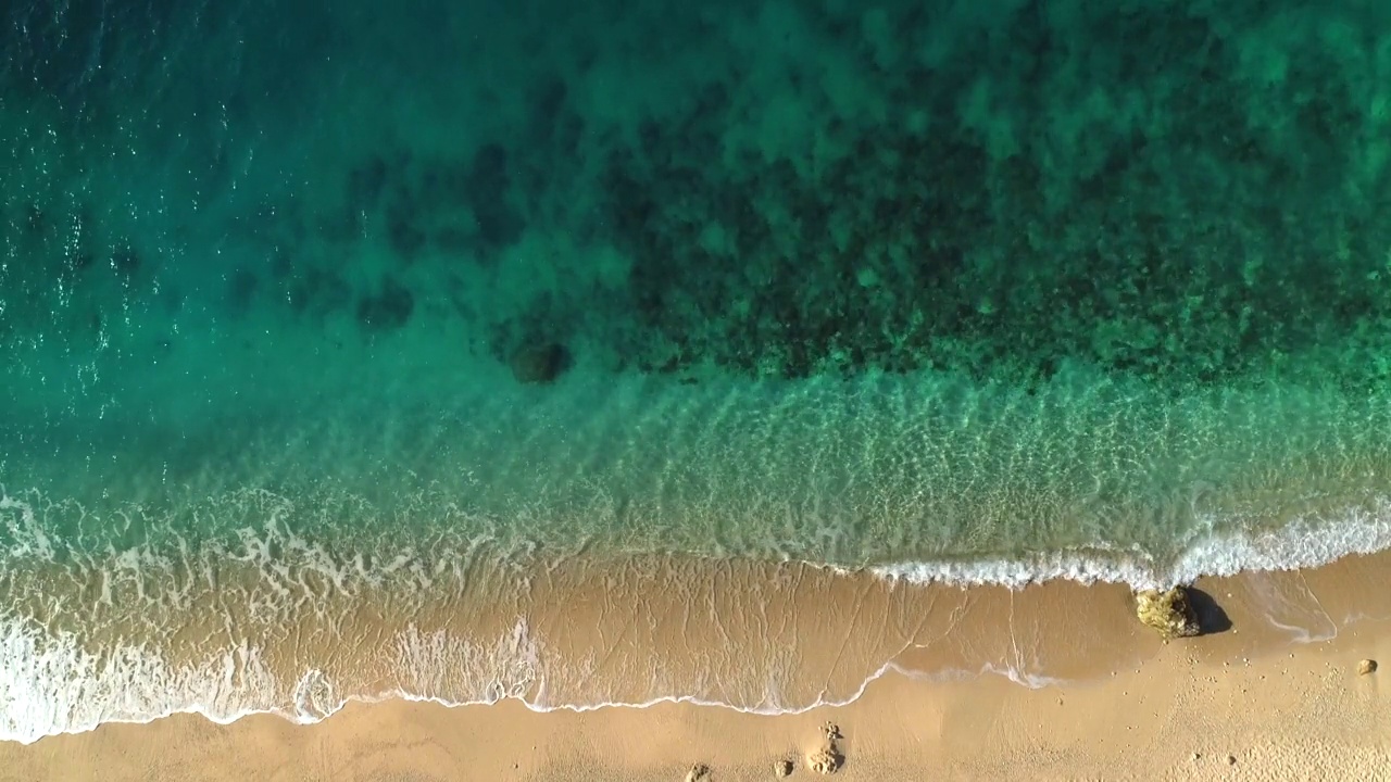 蔚蓝大海的鸟瞰图和海浪的声音视频素材