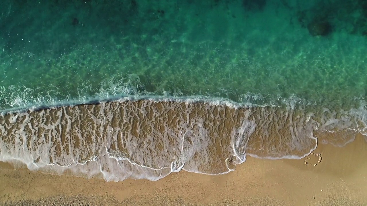 蔚蓝大海的鸟瞰图和海浪的声音视频素材