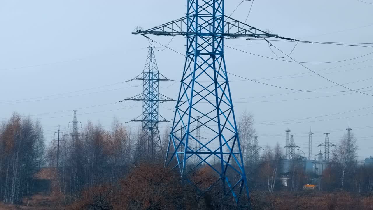 在野外，大量的高压电线顶着蓝天视频素材