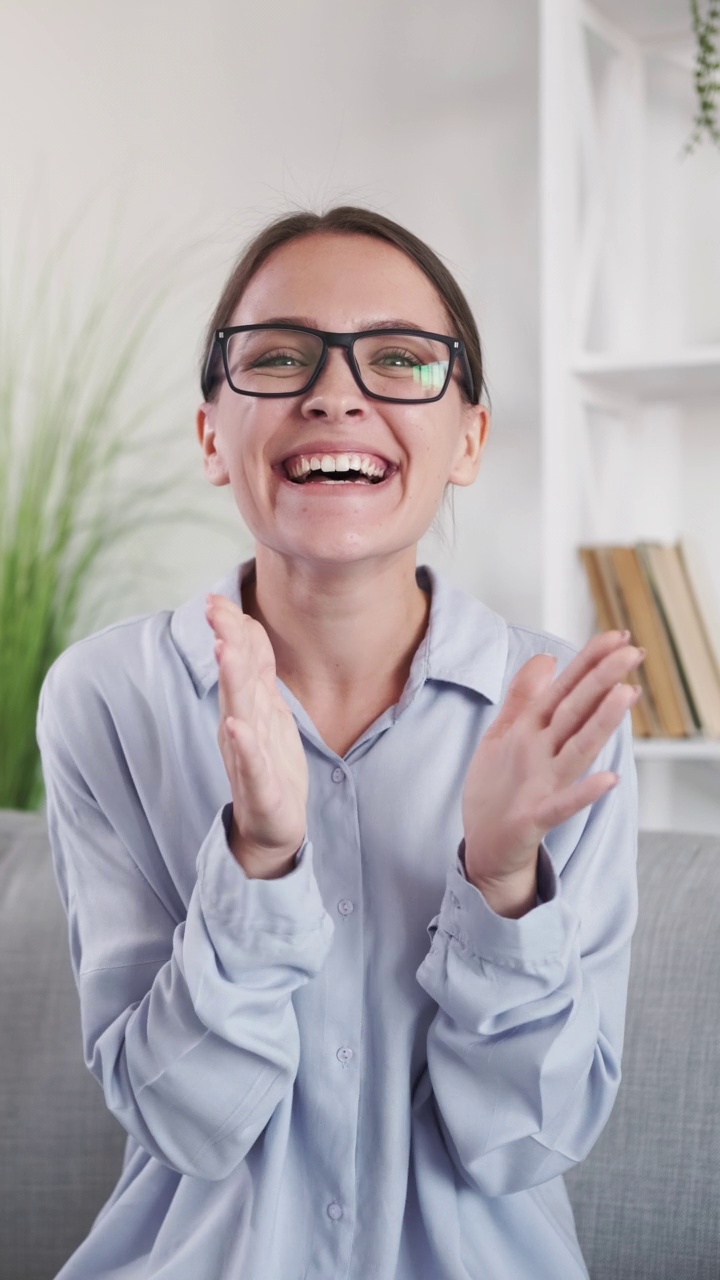 视频电话胜利祝贺骄傲的女人鼓掌视频素材