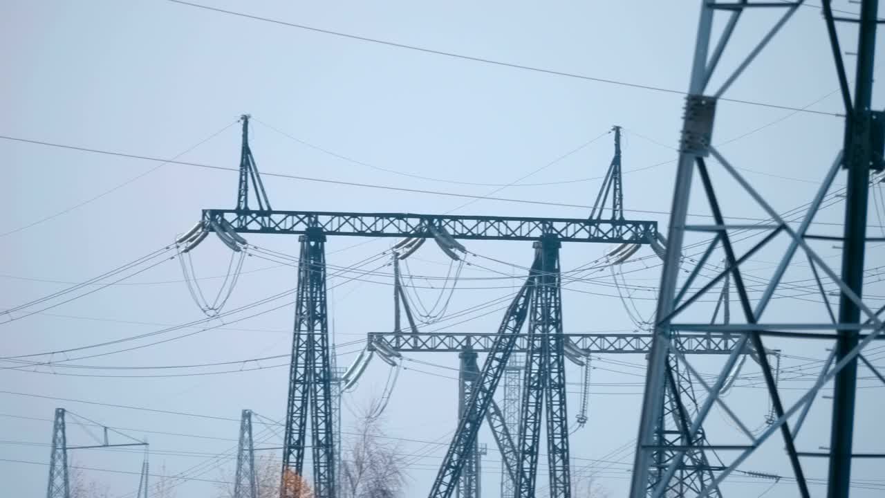 在野外，大量的高压电线顶着蓝天视频素材