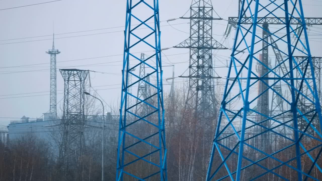 在野外，大量的高压电线顶着蓝天视频素材